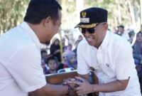 Pj Bupati Bone Andi Islamuddin (kacamata) bersalaman dengan Mantan Gubernur Sulsel Andi Sudirman Sulaiman di acara pesta rakyat Desa Corowali. (ist)