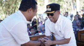 Pj Bupati Bone Andi Islamuddin (kacamata) bersalaman dengan Mantan Gubernur Sulsel Andi Sudirman Sulaiman di acara pesta rakyat Desa Corowali. (ist)