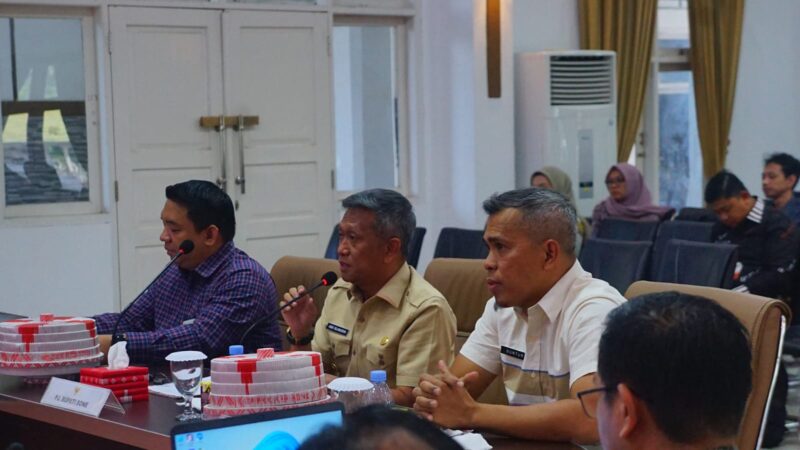 Pj Bupati Bone Andi Islamuddin bersama tim KPK, Kamis (26/10). (ist)