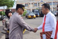Kapolres Bone AKBP Arief Doddy Suryawan memberikan ucapan selamat kepada personel yang diberi reward, Senin (20/11). (ist)
