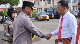Kapolres Bone AKBP Arief Doddy Suryawan memberikan ucapan selamat kepada personel yang diberi reward, Senin (20/11). (ist)