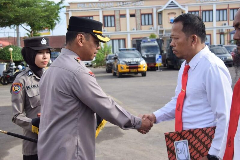 Kapolres Bone AKBP Arief Doddy Suryawan memberikan ucapan selamat kepada personel yang diberi reward, Senin (20/11). (ist)