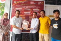 Penyerahan hasil pleno DCT Pileg 2024 dari KPU ke Bawaslu Bone. (ist)