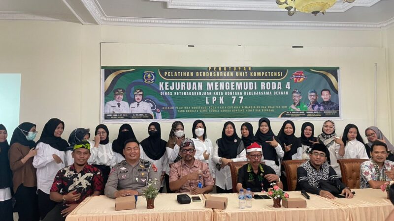 Foto bersamq disela-sela pembukaan pelatihan mengemudi roda 4 yang digelar Disnaker Bontang. (ist)