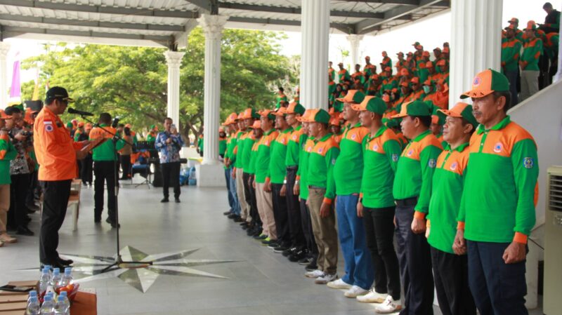 Wali Kota Bontang melantik Satgas Kelana di Lapangan Besai Berinta, Kamis (16/11/2023). (ist)