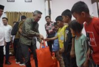 Pj Bupati Bone Andi Islamuddin bersama anggota DPR-RI Samsu Niang (baju putih) menyerahkan bantuan sosial Kemensos RI kepada penerima manfaat, Kamis (16/11). (ist)