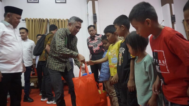 Pj Bupati Bone Andi Islamuddin bersama anggota DPR-RI Samsu Niang (baju putih) menyerahkan bantuan sosial Kemensos RI kepada penerima manfaat, Kamis (16/11). (ist)