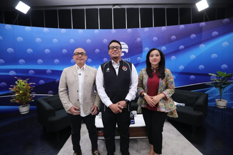 Foto bersama disela-sela diskusi Forum Merdeka Barat 9 (FMB9) bertajuk “FIFA U-17 World Cup: Momentum Regenerasi Sepak Bola Indonesia”, Senin (20/11). (ist)