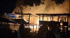 Rumah warga Tibojong Kabupaten Bone dilalap si jago merah. (Foto:Idhul)