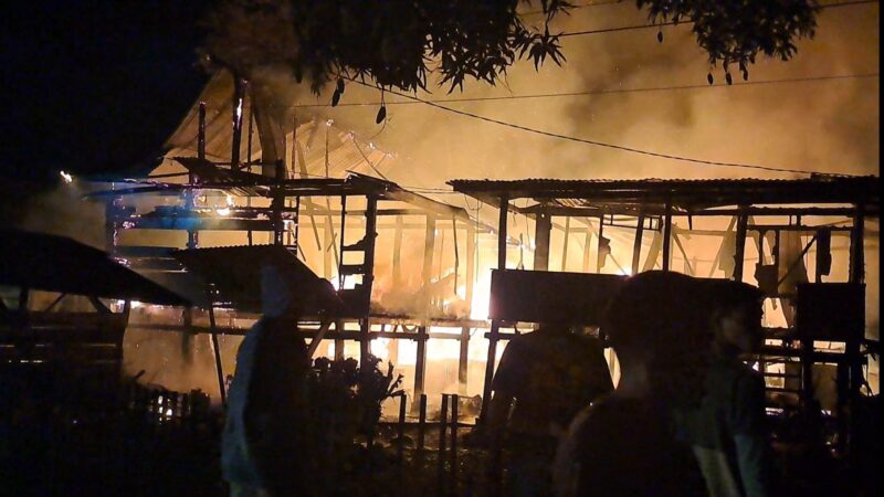 Rumah warga Tibojong Kabupaten Bone dilalap si jago merah. (Foto:Idhul)