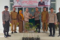 Kapolsek Barebbo Iptu Dodie Ramaputra berkunjung ke Kantor Camat Barebbo dengan membawa bibit durian Musang King, Kabupaten Bone, Selasa (5/12). (ist)