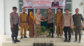 Kapolsek Barebbo Iptu Dodie Ramaputra berkunjung ke Kantor Camat Barebbo dengan membawa bibit durian Musang King, Kabupaten Bone, Selasa (5/12). (ist)