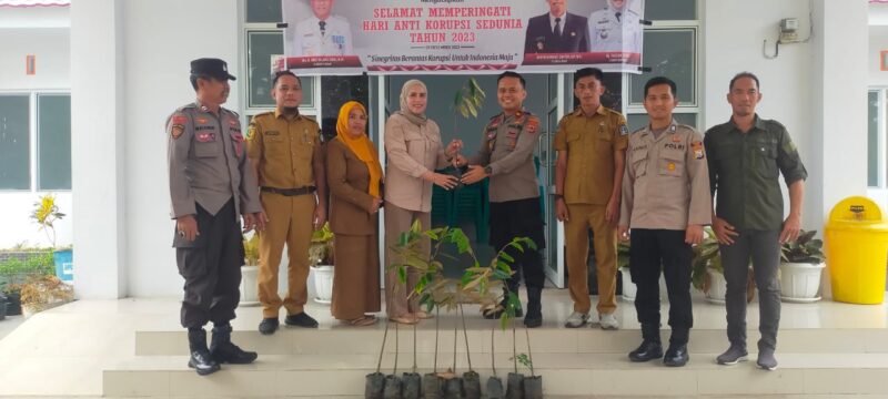 Kapolsek Barebbo Iptu Dodie Ramaputra berkunjung ke Kantor Camat Barebbo dengan membawa bibit durian Musang King, Kabupaten Bone, Selasa (5/12). (ist)