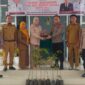 Kapolsek Barebbo Iptu Dodie Ramaputra berkunjung ke Kantor Camat Barebbo dengan membawa bibit durian Musang King, Kabupaten Bone, Selasa (5/12). (ist)