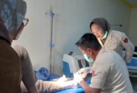 Ketua PPK Tanete Riattang Timur Nikmah mendapat perawatan di RS Tentara Dr M Yasin, Kabupaten Bone, Kamis (28/12). (ist)
