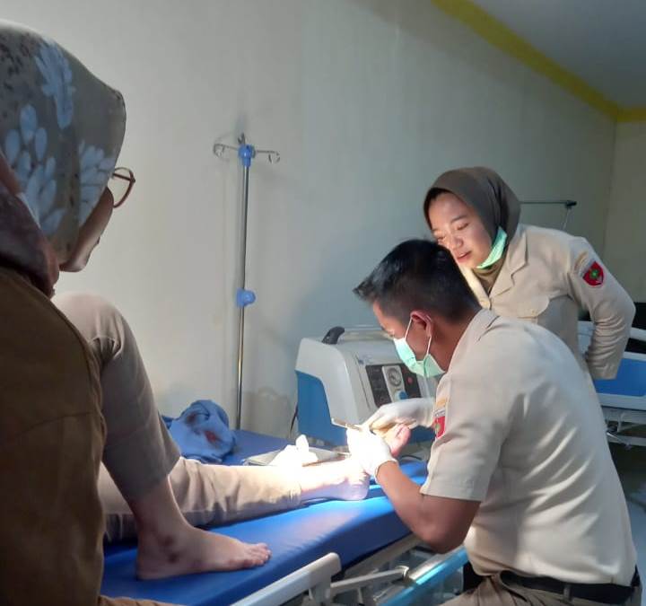 Ketua PPK Tanete Riattang Timur Nikmah mendapat perawatan di RS Tentara Dr M Yasin, Kabupaten Bone, Kamis (28/12). (ist)
