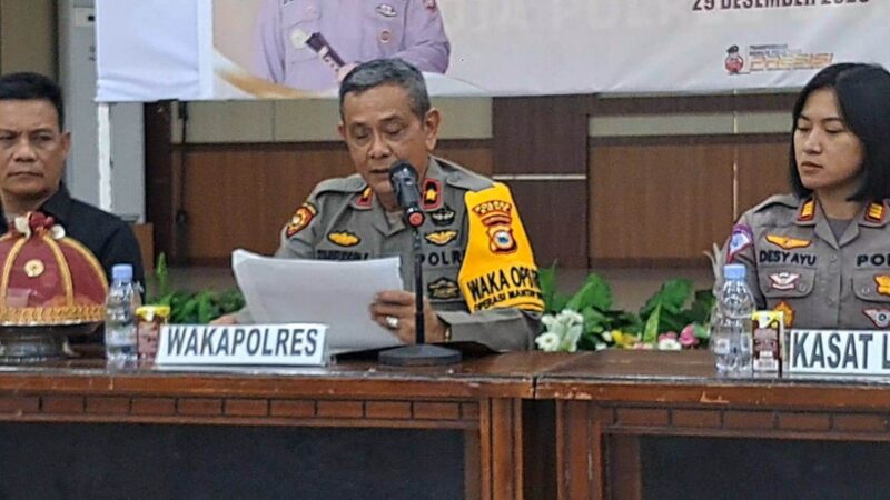 Wakapolres Bone Kompol Sarifuddin (tengah) didampingi Kasat Lantas Polres Bone AKP Desy Ayu Dwi Putri (kanan). (DIKSIKU/Idhul)