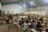 Proses penyortiran dan pelipatan surat suara Pemilu 2024 di Kabupaten Bone. (ist)