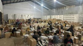 Proses penyortiran dan pelipatan surat suara Pemilu 2024 di Kabupaten Bone. (ist)