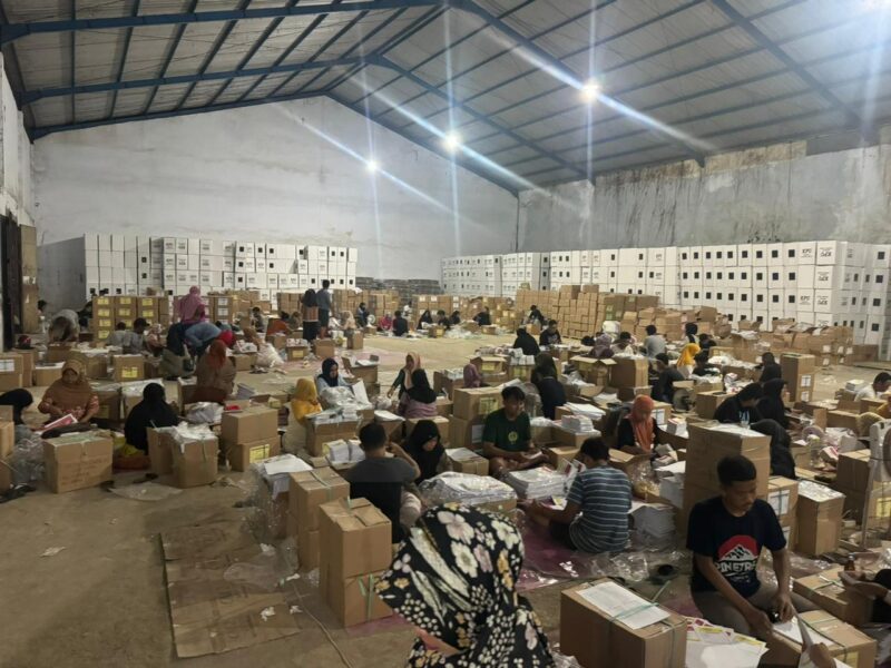 Proses penyortiran dan pelipatan surat suara Pemilu 2024 di Kabupaten Bone. (ist)