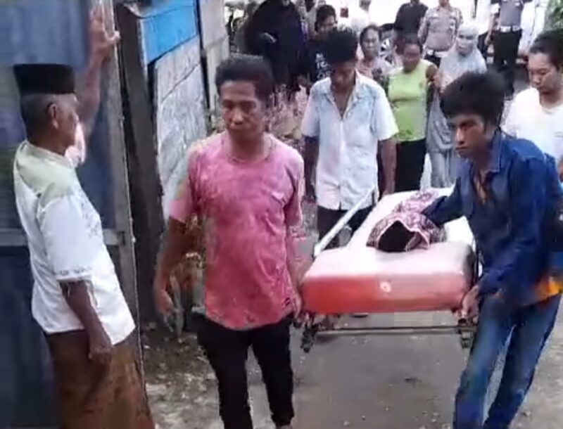 Jenazah korban tabrak lari saat tiba di rumah duka. (fecebook: Harnidah Idrus) 