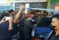 Terduga bandar sabu saat digiring petugas BNNP Sulsel.ke mobil, Kabulaten Bone, Jumat (19/1). (DIKSIKU/Idhul)