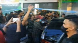 Terduga bandar sabu saat digiring petugas BNNP Sulsel.ke mobil, Kabulaten Bone, Jumat (19/1). (DIKSIKU/Idhul)