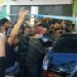Terduga bandar sabu saat digiring petugas BNNP Sulsel.ke mobil, Kabulaten Bone, Jumat (19/1). (DIKSIKU/Idhul)