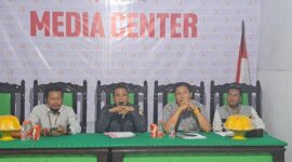 Komisioner Bawaslu saat Konferensi Pers di kantor Gakkumdu Bone. Dari kiri ke kanan : Muhammad Aris, Alwi, Nur Alim, Rohzali Putra Badaruddin.