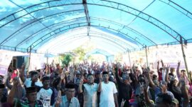 Yasir Machmud foto bersama pendukung. (ist)