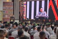 Karo SDM Polda Sulsel Kombes Pol Aris Haryanto saat memberikan arahan kepada polisi remaja yang ikut orientasi pra tugas, Kota Makassar, Senin (8/1). (ist)