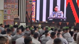 Karo SDM Polda Sulsel Kombes Pol Aris Haryanto saat memberikan arahan kepada polisi remaja yang ikut orientasi pra tugas, Kota Makassar, Senin (8/1). (ist)
