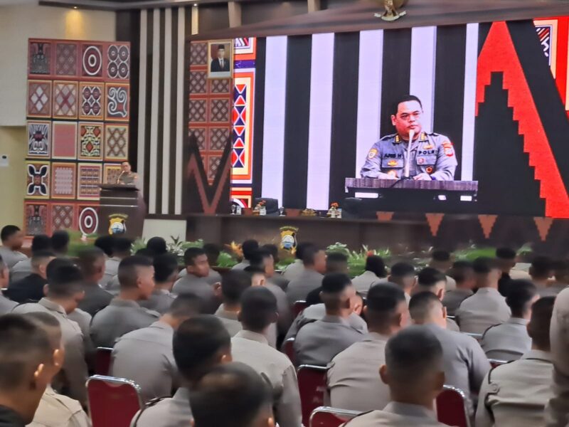 Karo SDM Polda Sulsel Kombes Pol Aris Haryanto saat memberikan arahan kepada polisi remaja yang ikut orientasi pra tugas, Kota Makassar, Senin (8/1). (ist)