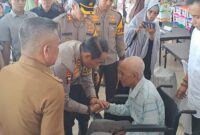 Kapolda Sulsel Irjen Pol Andi Rian R Djajadi menanyakan kondisi kakek Muzakkir. (DIKSIKU/Idhul)