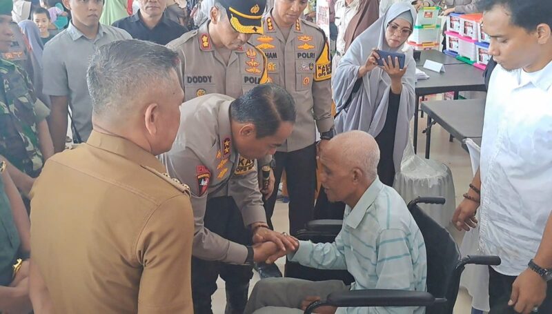 Kapolda Sulsel Irjen Pol Andi Rian R Djajadi menanyakan kondisi kakek Muzakkir. (DIKSIKU/Idhul)