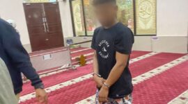 Pelaku pencurian uang di kotak amal Masjid Nurut Tijarah, Kabupaten Bone dibekuk polisi, Kamis (11/1). (ist) 