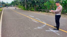 Personel Satlantas Polres Bone olah TKP kecelekaan lalu lintas, di Bengo, Kabupaten Bone, Rabu (24/1). (ist)