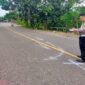 Personel Satlantas Polres Bone olah TKP kecelekaan lalu lintas, di Bengo, Kabupaten Bone, Rabu (24/1). (ist)