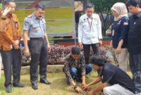 Aksi penanaman pohon di Lapas Kelas IIA Watampone usai pelantikan anggota KPPS Kelurahan Cellu, Kabupaten Bone, Kamis (25/1). (ist)