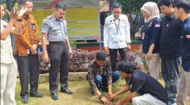 Aksi penanaman pohon di Lapas Kelas IIA Watampone usai pelantikan anggota KPPS Kelurahan Cellu, Kabupaten Bone, Kamis (25/1). (ist)