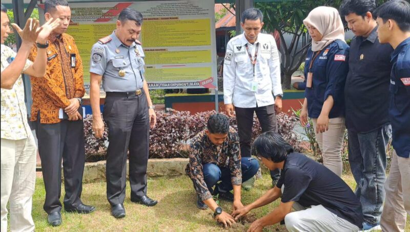 Aksi penanaman pohon di Lapas Kelas IIA Watampone usai pelantikan anggota KPPS Kelurahan Cellu, Kabupaten Bone, Kamis (25/1). (ist)