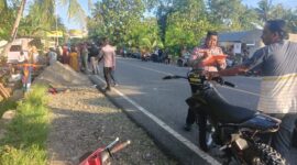 Suasana saat personel Satlantas Polres Bone oleh TKP kecelakaan di Desa Passipo, Kamis (25/1). (ist)