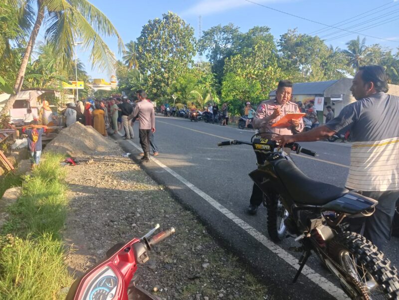 Suasana saat personel Satlantas Polres Bone oleh TKP kecelakaan di Desa Passipo, Kamis (25/1). (ist)