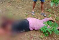 Korban bersimbah darah usai diparangi mantan suami. (ist)