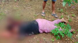 Korban bersimbah darah usai diparangi mantan suami. (ist)