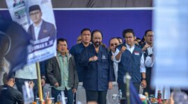 Surya Paloh mendampingi Anies Baswedan saat kampanye Akbar di Bandung, Minggu (28/1). (int)