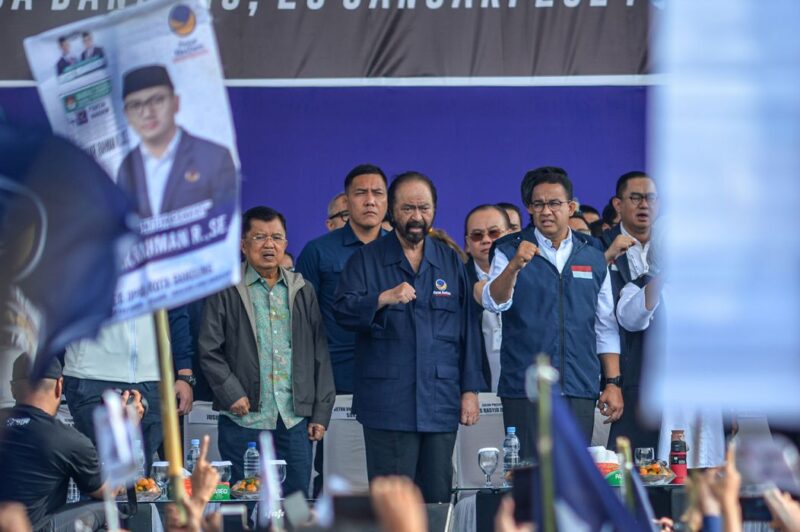 Surya Paloh mendampingi Anies Baswedan saat kampanye Akbar di Bandung, Minggu (28/1). (int)