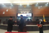 Ketua DPRD serahkan kembali 5 Ranperda kepada Pj. Bupati Sinjai setelah disetujui bersama ditetapkan sebagai Perda Pemkab Sinjai.