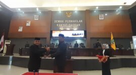 Ketua DPRD serahkan kembali 5 Ranperda kepada Pj. Bupati Sinjai setelah disetujui bersama ditetapkan sebagai Perda Pemkab Sinjai.