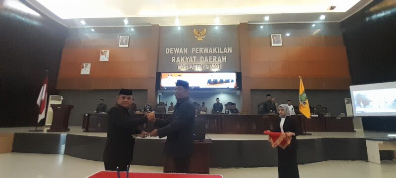 Ketua DPRD serahkan kembali 5 Ranperda kepada Pj. Bupati Sinjai setelah disetujui bersama ditetapkan sebagai Perda Pemkab Sinjai.